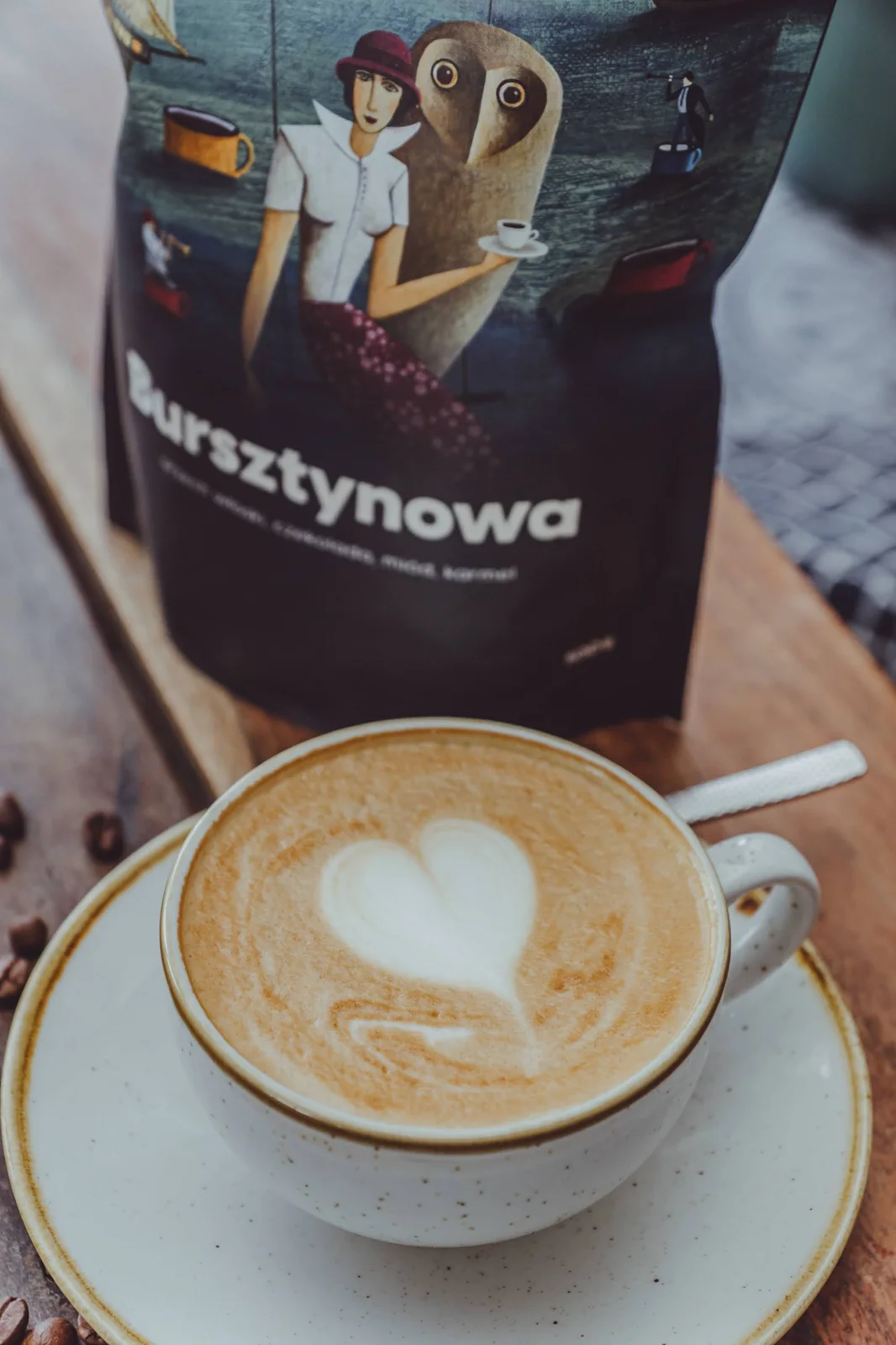 Cappuccino vedle balení kávy Bursztynowa
